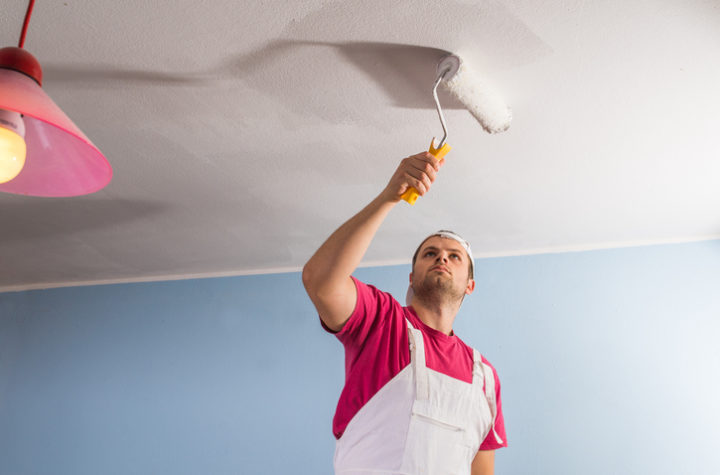 Comment peindre un plafond sans se faire mal au dos ?